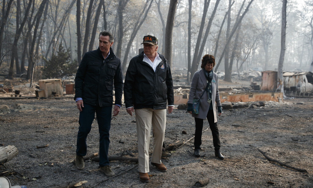 RUINER: Donald Trump møtte nyalgt California-guvernør Gavin Newsom (t.v.) og Paradise-ordfører Jody Jones (t.h.). Foto: AP Photo / NTB Scanpix RUINER: Donald Trump møtte nyalgt California-guvernør Gavin Newsom (t.v.) og Paradise-ordfører Jody Jones (t.h.). Foto: AP Photo / NTB Scanpix