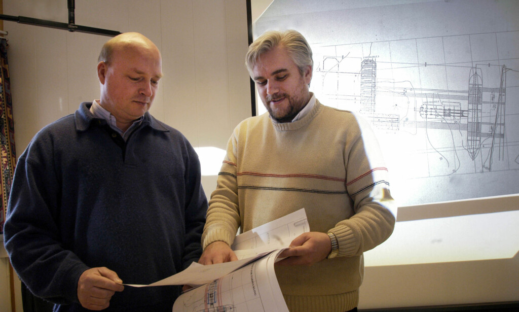 - KUN ETT FORSØK: - Du har ikke muligheten til å prøve deg fram, sier Georg Eide (t.h.) om den forestående fregattbergingen. Her er han i 2004, sammen med Bert Kamsteeg fra Smit Salvage under presentasjonen av planene for snuingen av lasteskipet «Rocknes». Foto: Marit Hommedal / SCANPIX - KUN ETT FORSØK: - Du har ikke muligheten til å prøve deg fram, sier Georg Eide (t.h.) om den forestående fregattbergingen. Her er han i 2004, sammen med Bert Kamsteeg fra Smit Salvage under presentasjonen av planene for snuingen av lasteskipet «Rocknes». Foto: Marit Hommedal / SCANPIX