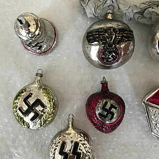 image: Kjøpte nazijulekuler ved en feil. Nå blir han ikke kvitt dem image: Kjøpte nazijulekuler ved en feil. Nå blir han ikke kvitt dem