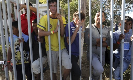 FLYKTNINGER: Sentralamerikanske flyktninger ser ut gjennom et gjerde mens innvandringsmotstandere demonstrerer mot dem i Tijuana i Mexico. Foto: AP Photo/Rodrigo Abd FLYKTNINGER: Sentralamerikanske flyktninger ser ut gjennom et gjerde mens innvandringsmotstandere demonstrerer mot dem i Tijuana i Mexico. Foto: AP Photo/Rodrigo Abd