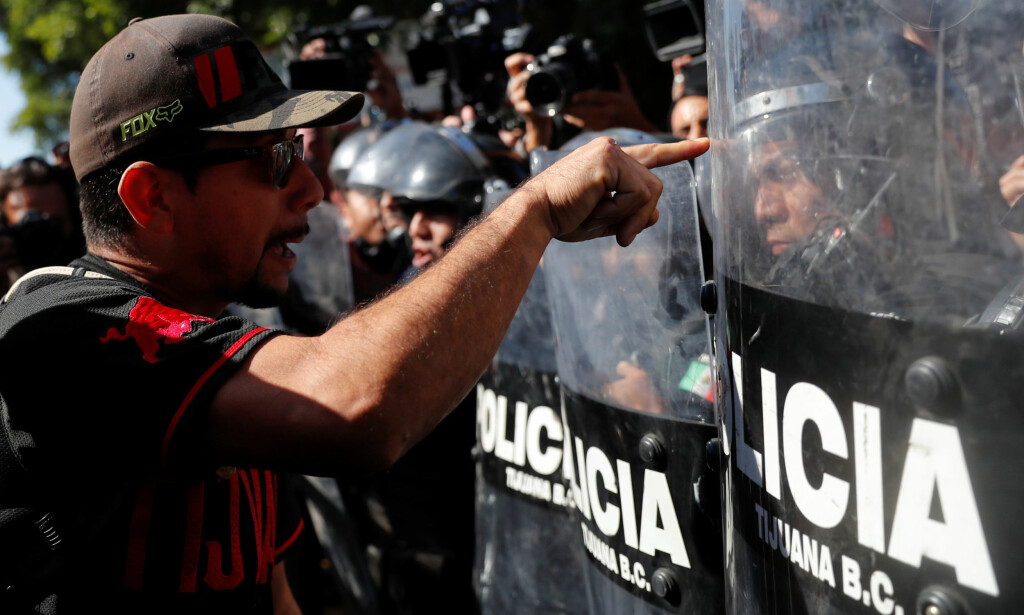 SINNE: En demonstrant roper mot politiet under en demonstrasjon i Tijuana. Foto: REUTERS/Carlos Garcia Rawlins SINNE: En demonstrant roper mot politiet under en demonstrasjon i Tijuana. Foto: REUTERS/Carlos Garcia Rawlins