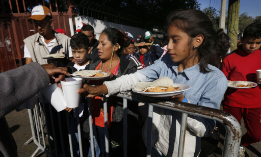 FROKOST: Flyktninger spiser frokost i en forlegning i Tijuana i Mexico. Foto: AP Photo/Marco Ugarte FROKOST: Flyktninger spiser frokost i en forlegning i Tijuana i Mexico. Foto: AP Photo/Marco Ugarte
