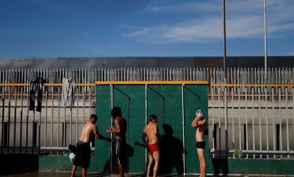 GRENSEMUR: Flyktninger dusjer like foran grensemuren inn til USA i Tijuana i Mexico. Foto: REUTERS/Carlos Garcia Rawlins GRENSEMUR: Flyktninger dusjer like foran grensemuren inn til USA i Tijuana i Mexico. Foto: REUTERS/Carlos Garcia Rawlins
