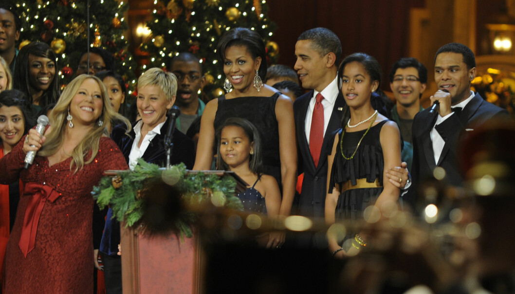 FLERE MØTER: Mariah Carey har møtt Michelle og Barack Obama ved flere anledninger. Her under et juleevent i Washington i 2010 - før popstjernens barn var født. Foto: NTB Scanpix. FLERE MØTER: Mariah Carey har møtt Michelle og Barack Obama ved flere anledninger. Her under et juleevent i Washington i 2010 - før popstjernens barn var født. Foto: NTB Scanpix.
