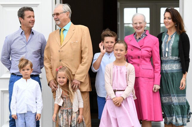STORFAMILIE: Kronprinsparet med sine fire barn, dronning Margrethe og nå avdøde prins Henrik. Foto: NTB sanpix STORFAMILIE: Kronprinsparet med sine fire barn, dronning Margrethe og nå avdøde prins Henrik. Foto: NTB sanpix