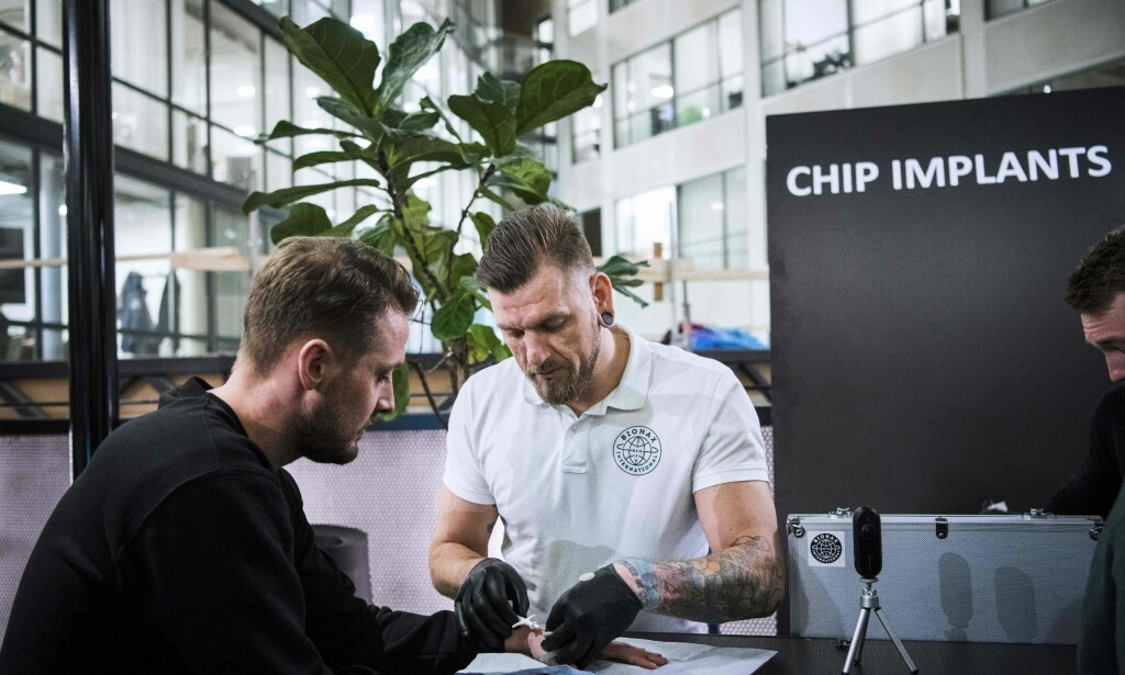 «BIOHACKER»: Jowan Österlund (i midten), er en tattovør og piercing-spesialist som nå har blitt en proffesjonell «biohacker». Her er han avbildet mens han implanterer en chip under en konferanse på Epicenter i Stockholm i januar i år. Foto: Jonathan Nackstrand / AFP / NTB Scanpix «BIOHACKER»: Jowan Österlund (i midten), er en tattovør og piercing-spesialist som nå har blitt en proffesjonell «biohacker». Her er han avbildet mens han implanterer en chip under en konferanse på Epicenter i Stockholm i januar i år. Foto: Jonathan Nackstrand / AFP / NTB Scanpix