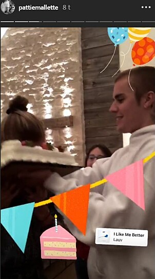 <strong>KASTET KAKA:</strong> Hailey fikk en bursdagskake midt i ansiktet av ektemannen. Foto: Instagram/Pattie Malette <strong>KASTET KAKA:</strong> Hailey fikk en bursdagskake midt i ansiktet av ektemannen. Foto: Instagram/Pattie Malette