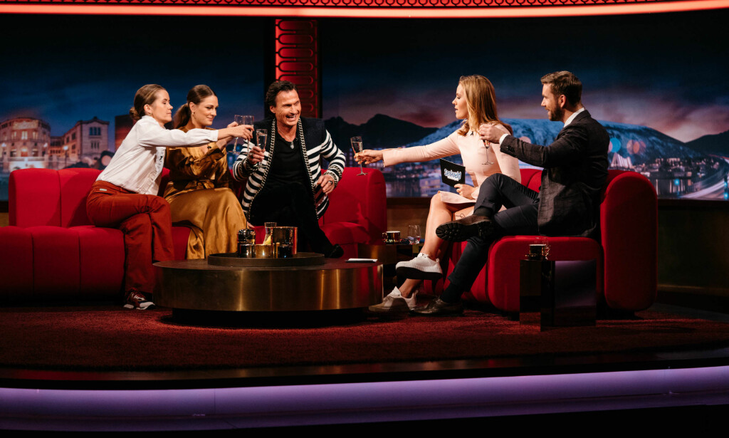 GJEST: Fredag var hotellkongen Petter Stordalen en av kveldens gjester under sendingen av TV 2-programmet. Her avbildet sammen med Live Nelvik, Jenny Skavlan og programlederne Helene Olafsen og Stian Blipp. Foto: TV 2 GJEST: Fredag var hotellkongen Petter Stordalen en av kveldens gjester under sendingen av TV 2-programmet. Her avbildet sammen med Live Nelvik, Jenny Skavlan og programlederne Helene Olafsen og Stian Blipp. Foto: TV 2