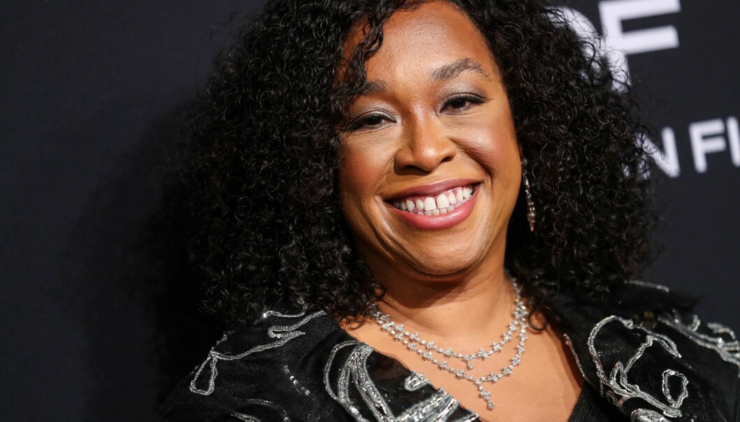 SERIESKAPER: Shonda Rhimes er kjent for serier med kvinnelige hovedpersoner. Nå skal hun lage serien om Anna Delveys elleville historie. Foto: NTB Scanpix SERIESKAPER: Shonda Rhimes er kjent for serier med kvinnelige hovedpersoner. Nå skal hun lage serien om Anna Delveys elleville historie. Foto: NTB Scanpix