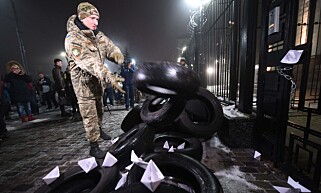 DEMONSTRASJONER: Etter det russiske angrepet på krigsskipene, oppsto det opptøyer da rundt 150 demonstranter samlet seg utenfor den russiske ambassaden i Kiev. Her kaster en demonstrant et bildekk på et bål. Foto: AFP / Reuters DEMONSTRASJONER: Etter det russiske angrepet på krigsskipene, oppsto det opptøyer da rundt 150 demonstranter samlet seg utenfor den russiske ambassaden i Kiev. Her kaster en demonstrant et bildekk på et bål. Foto: AFP / Reuters