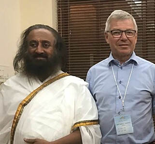 FREDSMENN: Sri Sri Ravi Shankar inviterte Kjell Magne Bondevik til India. Foto: Privat. FREDSMENN: Sri Sri Ravi Shankar inviterte Kjell Magne Bondevik til India. Foto: Privat.