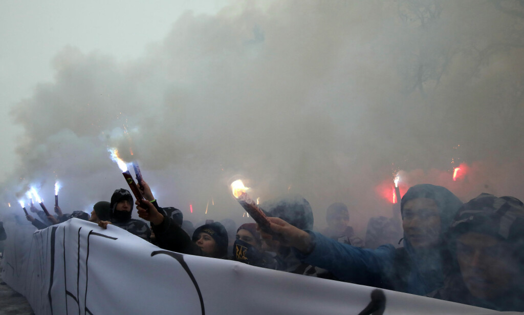 DEMONSTRASJONER: Gårsdagens hendelser har ført til kraftige demonstrasjoner, som her i Kiev - hvor et stort antall mennesker har møtt opp for å kreve at traktaten om deling av Azovhavet blir terminert. Foto: Tarasov / Zuma Press / NTB Scanpix DEMONSTRASJONER: Gårsdagens hendelser har ført til kraftige demonstrasjoner, som her i Kiev - hvor et stort antall mennesker har møtt opp for å kreve at traktaten om deling av Azovhavet blir terminert. Foto: Tarasov / Zuma Press / NTB Scanpix