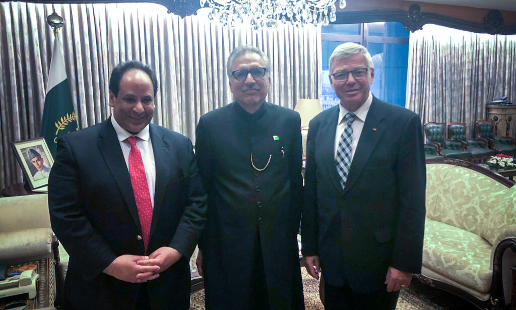 SØKER FORHANDLINGER: Pakistans president, Dr. Arif Alvi, tok i mot Kjell Magne Bondevik i Islamabad. Til venstre i bildet står Aamir Sheikh, leder av 14. augustkomiteen og tidligere bystyrerepresentant for Høyre i Oslo, som fulgte Kjell Magne Bondevik på turen. Foto: Privat. SØKER FORHANDLINGER: Pakistans president, Dr. Arif Alvi, tok i mot Kjell Magne Bondevik i Islamabad. Til venstre i bildet står Aamir Sheikh, leder av 14. augustkomiteen og tidligere bystyrerepresentant for Høyre i Oslo, som fulgte Kjell Magne Bondevik på turen. Foto: Privat.