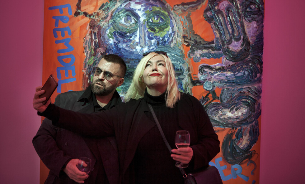 SELFIE PÅ ÅPNINGEN: Det er alltid folksomt når Bjarne Melgaard åpner ny utstilling. Kunstnerkollega Unni Askeland dokumenterer vernissasjen med en selfie og poserer foran et av de mange, store bildene. Foto: Anders Grønneberg SELFIE PÅ ÅPNINGEN: Det er alltid folksomt når Bjarne Melgaard åpner ny utstilling. Kunstnerkollega Unni Askeland dokumenterer vernissasjen med en selfie og poserer foran et av de mange, store bildene. Foto: Anders Grønneberg