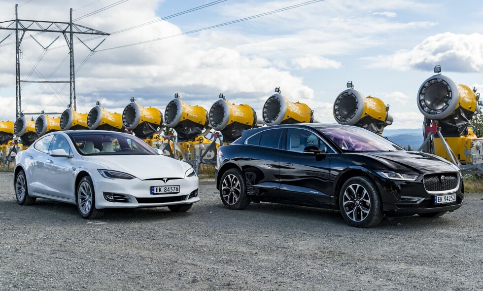EL-DUELL: Tesla Model S (t.v.) drar på årene, og
det en gang hyllede designet
har etterhvert blitt et så
vanlig syn at den nærmer
seg kjedelig. Jaguar kommer inn og vil sette den etablerte på prøve med sin i-Pace. Om de klarer det kan du lese om i denne artikkelen. Alle foto: Jamieson Pothecary EL-DUELL: Tesla Model S (t.v.) drar på årene, og
det en gang hyllede designet
har etterhvert blitt et så
vanlig syn at den nærmer
seg kjedelig. Jaguar kommer inn og vil sette den etablerte på prøve med sin i-Pace. Om de klarer det kan du lese om i denne artikkelen. Alle foto: Jamieson Pothecary