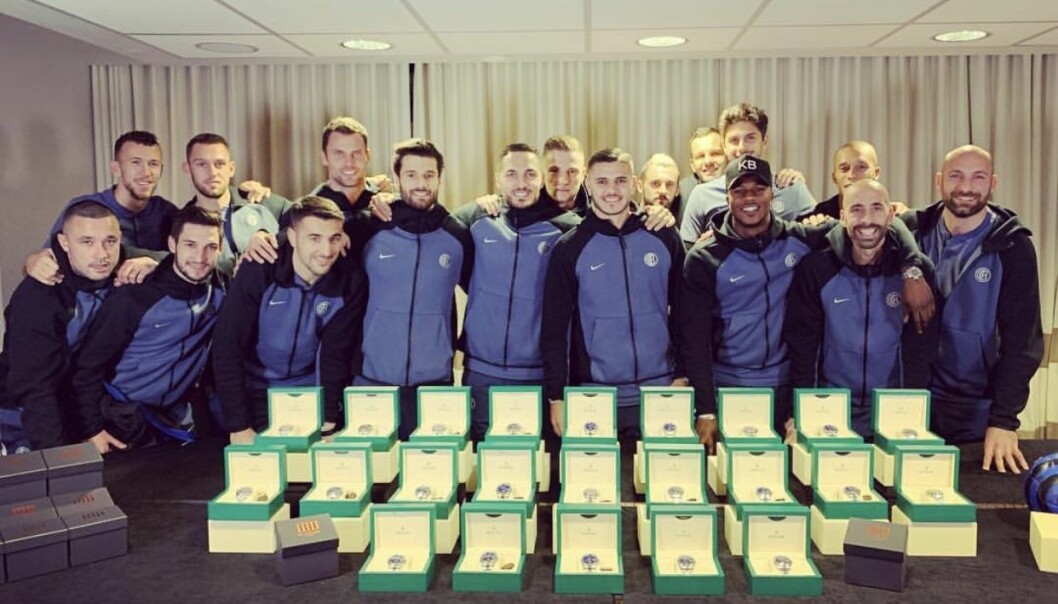 <strong>LUKSUSKLOKKE TIL ALLE:</strong> Lagkameratene var strålende fornøyd etter å ha mottatt gaven fra storscoreren. Foto: Instagram/Mauro Icardi <strong>LUKSUSKLOKKE TIL ALLE:</strong> Lagkameratene var strålende fornøyd etter å ha mottatt gaven fra storscoreren. Foto: Instagram/Mauro Icardi