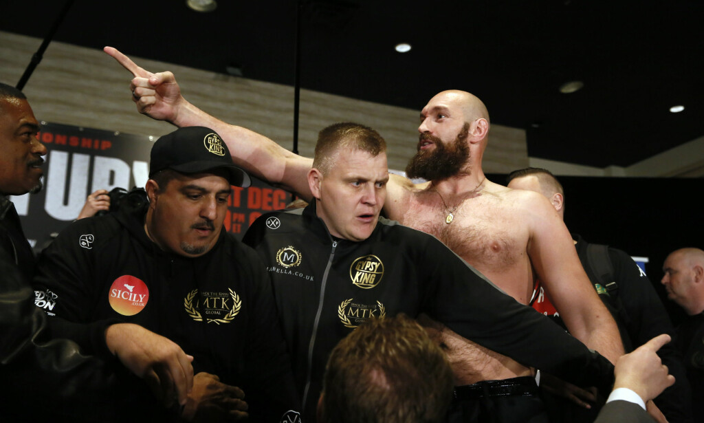 KAOS: Tyson Fury endte opp i bar overkropp etter at han rev av seg dressjakka og skjorta under den siste presseseansen foran storkampen natt til søndag. Foto: AP / NTB Scanpix KAOS: Tyson Fury endte opp i bar overkropp etter at han rev av seg dressjakka og skjorta under den siste presseseansen foran storkampen natt til søndag. Foto: AP / NTB Scanpix