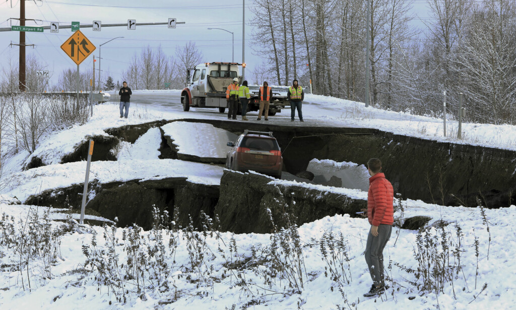 BRÅSTOPP: Hit kom denne bilen på veien mot den internasjonale flyplasssen i Anchorage. Dan Joling, AP/NTB Scanpix. BRÅSTOPP: Hit kom denne bilen på veien mot den internasjonale flyplasssen i Anchorage. Dan Joling, AP/NTB Scanpix.