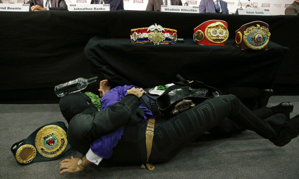 BATMAN OG THE JOKER: Tyson Fury rullet rundt forkledt som Batman i en kamp mot erkefienden The Joker så beltene til Klitsjko datt ned fra utstillingsbordet, og ei flaske deiset i hodet på Fury. Foto: Reuters / NTB Scanpix BATMAN OG THE JOKER: Tyson Fury rullet rundt forkledt som Batman i en kamp mot erkefienden The Joker så beltene til Klitsjko datt ned fra utstillingsbordet, og ei flaske deiset i hodet på Fury. Foto: Reuters / NTB Scanpix