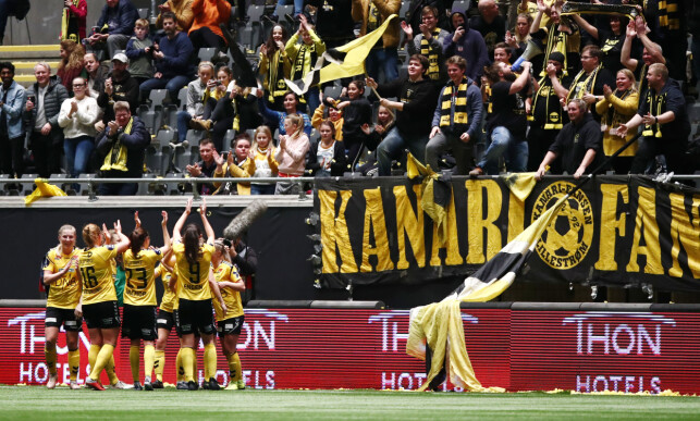 GUL EKSTASE: LSK-jentene hadde flott støtte fra fansen. Foto: Terje Pedersen / NTB scanpix GUL EKSTASE: LSK-jentene hadde flott støtte fra fansen. Foto: Terje Pedersen / NTB scanpix