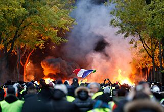 image: «Paris er som en krigssone»: - Demonstranter stjal automatgevær fra politiet