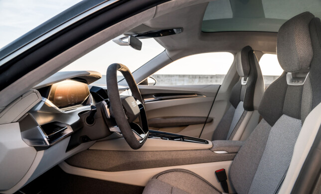 FOR VEGANER: Det er ingen spøk: Det for øvrig høyteknologiske interiøret i Audi e-tron GT er garantert vegansk. Og teppene er laget av... resirkulerte fiskegarn (!) Foto: Audi FOR VEGANER: Det er ingen spøk: Det for øvrig høyteknologiske interiøret i Audi e-tron GT er garantert vegansk. Og teppene er laget av... resirkulerte fiskegarn (!) Foto: Audi