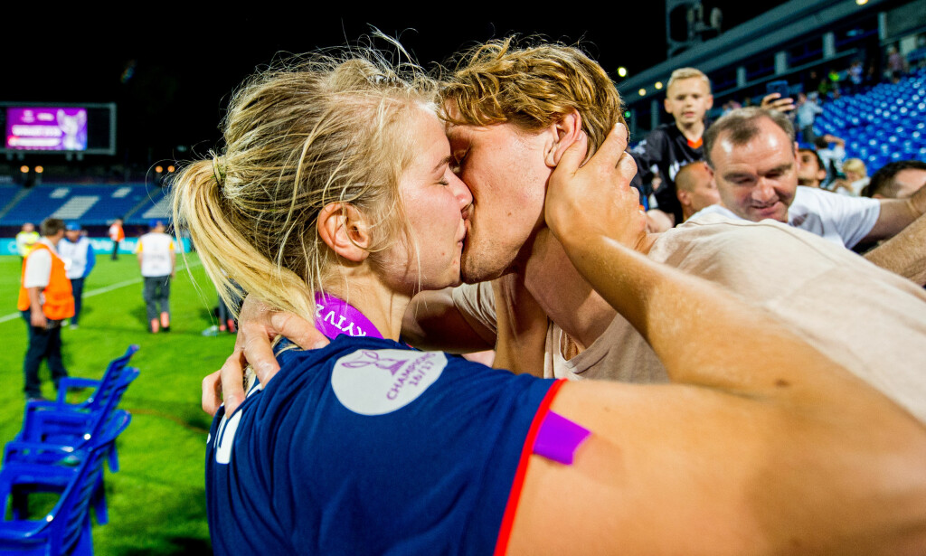 TAKKET FORLOVEDEN: Ada Hegerberg takket forloveden Thomas Rogne. Foto: Vegard Wivestad Grøtt/Bildbyrån TAKKET FORLOVEDEN: Ada Hegerberg takket forloveden Thomas Rogne. Foto: Vegard Wivestad Grøtt/Bildbyrån