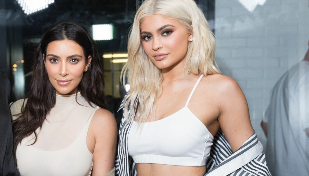 STØTTER LILLESØSTERA: Kim Kardashian raser på vegne av halvsøsteren Kylie Jenner (t.h.). Foto: NTB scanpix STØTTER LILLESØSTERA: Kim Kardashian raser på vegne av halvsøsteren Kylie Jenner (t.h.). Foto: NTB scanpix