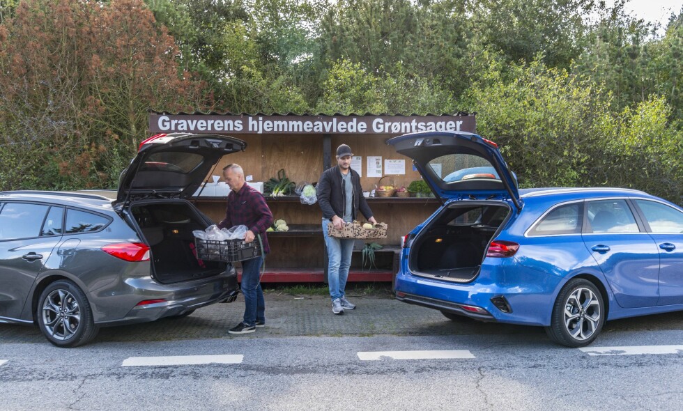STASJONSVOGNER I TEST: Ford Focus (t.v) og Kia Ceed er to stasjonsvogner med god plass og rimelig pris. Om du ikke er ute etter elbil, og samtidig trenger plass, så kan disse to være noe å sjekke ut. Vi har testet dem mot hverandre i denne duellen. Foto: Jamieson Pothecary STASJONSVOGNER I TEST: Ford Focus (t.v) og Kia Ceed er to stasjonsvogner med god plass og rimelig pris. Om du ikke er ute etter elbil, og samtidig trenger plass, så kan disse to være noe å sjekke ut. Vi har testet dem mot hverandre i denne duellen. Foto: Jamieson Pothecary