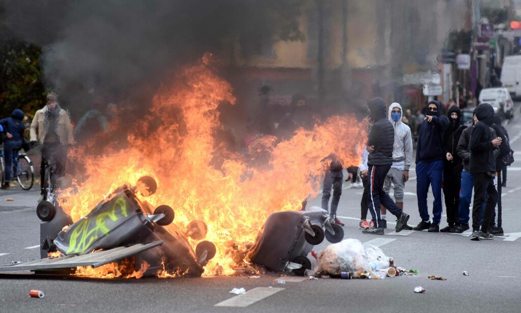 OPPTØYER: Unge demonstranter bivåner søppelkasser i brann i Toulouse torsdag 6. desember.Foto: Remy Gabalda / AFP) OPPTØYER: Unge demonstranter bivåner søppelkasser i brann i Toulouse torsdag 6. desember.Foto: Remy Gabalda / AFP)