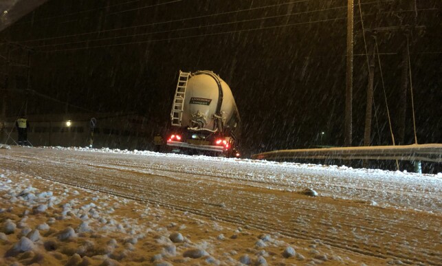 KJØR UT: Enda et vogntog kjørte av veien ved Hobøl i Østfold torsdag kveld. Foto: Tor Aage Hansen. KJØR UT: Enda et vogntog kjørte av veien ved Hobøl i Østfold torsdag kveld. Foto: Tor Aage Hansen.