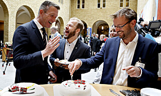 FEIRET: Aps Terje Lien Aasland og Heikki Holmås (SV) feiret med kake sammen med Jon Evang (t.h.) fra miljøstiftelsen Zero, da det ble gjennomslag for å elektrifisere Utsirahøyden i 2014. Foto: Marte Christensen / NTB Scanpix FEIRET: Aps Terje Lien Aasland og Heikki Holmås (SV) feiret med kake sammen med Jon Evang (t.h.) fra miljøstiftelsen Zero, da det ble gjennomslag for å elektrifisere Utsirahøyden i 2014. Foto: Marte Christensen / NTB Scanpix