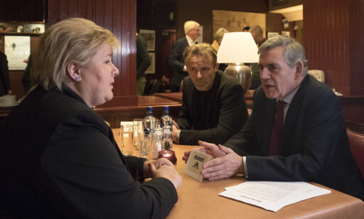 PÅ SCHRØDER: Statsminister Erna Solberg med Nesbø og Brown på Harry Holes stamsted i Oslo, Restaurant Schrøder. Foto: NTB scanpix PÅ SCHRØDER: Statsminister Erna Solberg med Nesbø og Brown på Harry Holes stamsted i Oslo, Restaurant Schrøder. Foto: NTB scanpix