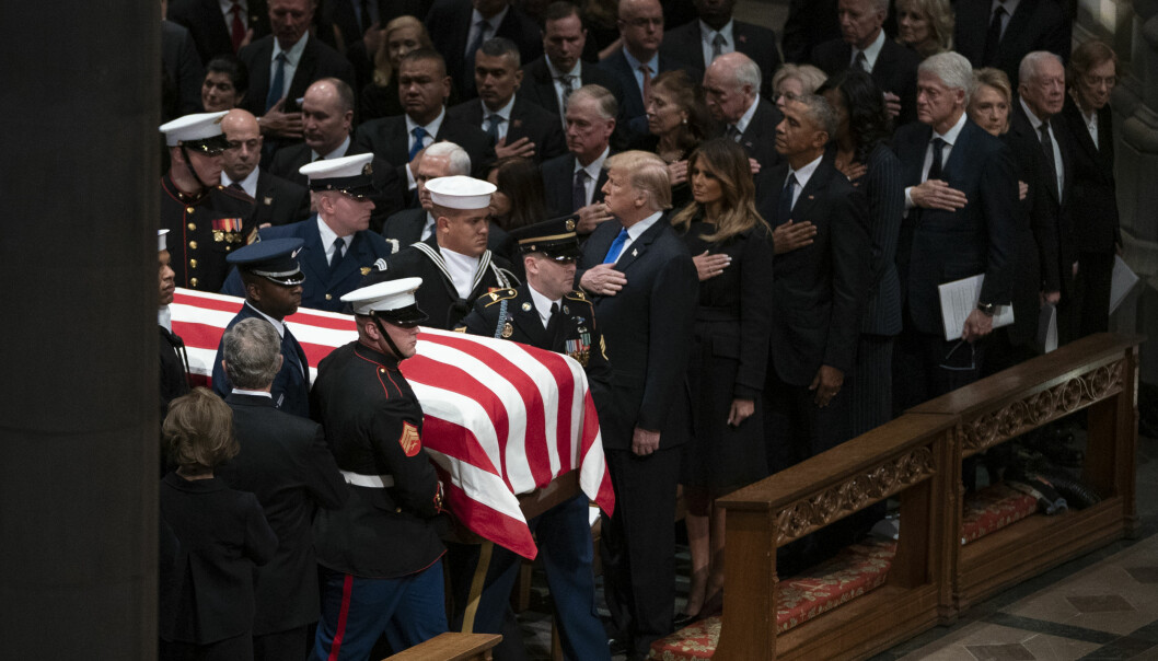 WASHINGTON: Tidligere president George H.W. Bush ble bisatt fra Washington Cathedral. Båren ble deretter fløyet til Texas der Bush torsdag ble begravet på Bush-familiens gravsted. Foto: AP/Carolyn Kaster/Scanpix WASHINGTON: Tidligere president George H.W. Bush ble bisatt fra Washington Cathedral. Båren ble deretter fløyet til Texas der Bush torsdag ble begravet på Bush-familiens gravsted. Foto: AP/Carolyn Kaster/Scanpix