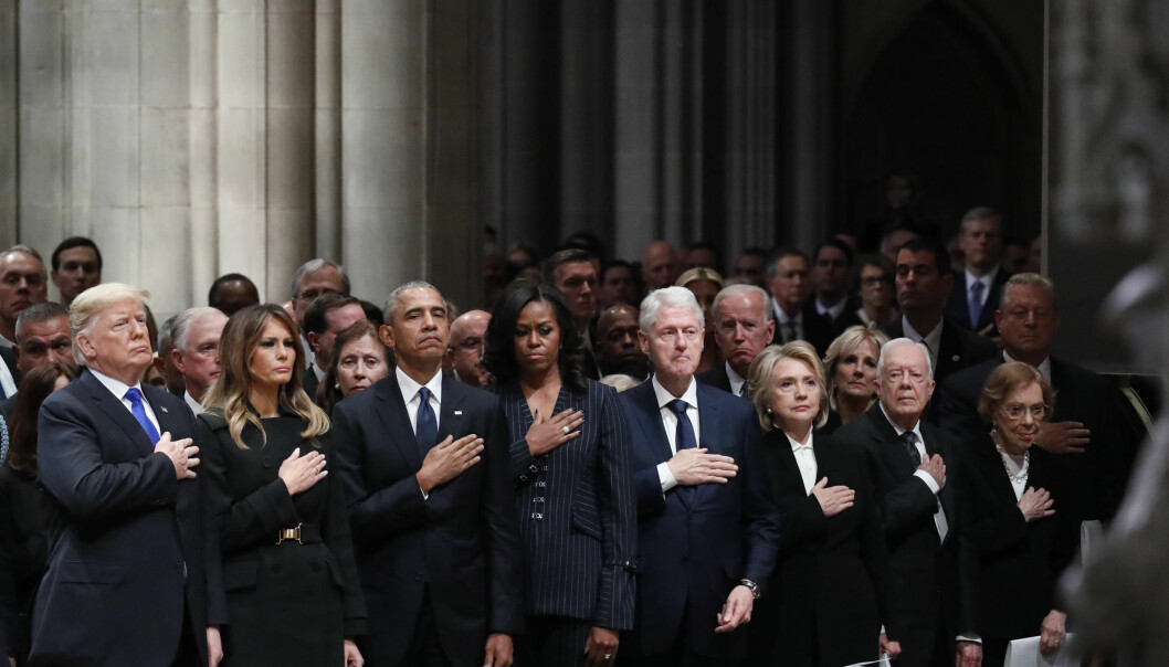 MINNEGUDSTJENESTE: President Donald Trump, førstedame Melania Trump, tidligere president Barack Obama, tidligere førstedame Michelle Obama, tidligere president Bill Clinton, tidligere utenriksminister Hillary Clinton, tidligere president Jimmy Carter og tidligere førstedame Rosalynn Carter. Foto: Alex Brandon / AP / NTB scanpix MINNEGUDSTJENESTE: President Donald Trump, førstedame Melania Trump, tidligere president Barack Obama, tidligere førstedame Michelle Obama, tidligere president Bill Clinton, tidligere utenriksminister Hillary Clinton, tidligere president Jimmy Carter og tidligere førstedame Rosalynn Carter. Foto: Alex Brandon / AP / NTB scanpix