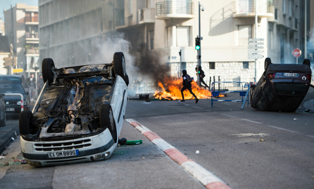 BRØT UT I OPPTØYER: Studenter på ungdomsskolene i Marseille demonstrerte mot regjeringens reformer 6. desember. Mot slutten av protestene brøt det ut opptøyer. Foto: NTB / Scanpix BRØT UT I OPPTØYER: Studenter på ungdomsskolene i Marseille demonstrerte mot regjeringens reformer 6. desember. Mot slutten av protestene brøt det ut opptøyer. Foto: NTB / Scanpix