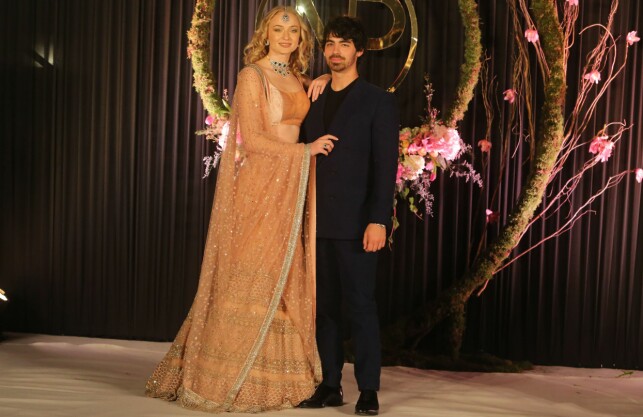 SELVSKREVNE GJESTER: Joe Jonas sammen med sin forlovede Sophie Turner tok del i feiringa. Foto: NTB Scanpix SELVSKREVNE GJESTER: Joe Jonas sammen med sin forlovede Sophie Turner tok del i feiringa. Foto: NTB Scanpix