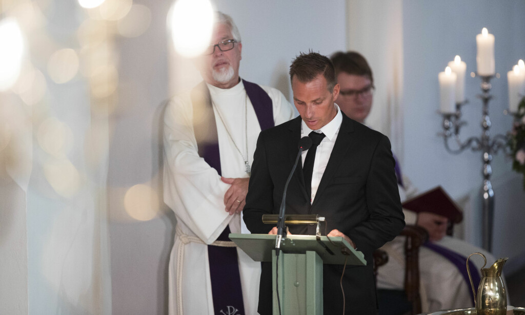 HOLDT TALE: Storebror Tormod holdt tale i bisettelsen. Han fikk dødsbudskapet av søsterens kjæreste. Foto: NTB scanpix HOLDT TALE: Storebror Tormod holdt tale i bisettelsen. Han fikk dødsbudskapet av søsterens kjæreste. Foto: NTB scanpix