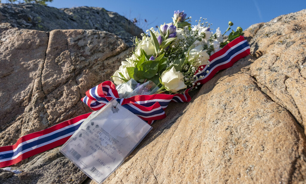 TRAGISK: Det ble satt ut blomster på øya St. Helena utenfor Arendal der den tidligere skiløperen døde i en vannscooterulykke. Foto: Tor Erik Schrøder / NTB scanpix TRAGISK: Det ble satt ut blomster på øya St. Helena utenfor Arendal der den tidligere skiløperen døde i en vannscooterulykke. Foto: Tor Erik Schrøder / NTB scanpix
