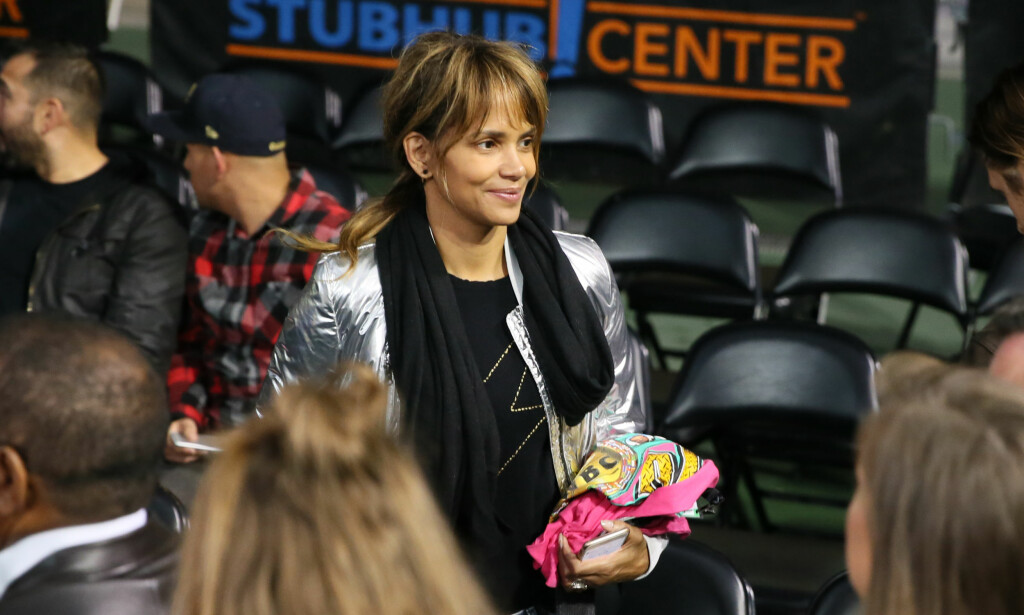 HOLLYWOOD-BESØK: Den verdenskjente skuespilleren Halle Berry var en av dem som fulgte nattas kamp. Foto: NTB Scanpix HOLLYWOOD-BESØK: Den verdenskjente skuespilleren Halle Berry var en av dem som fulgte nattas kamp. Foto: NTB Scanpix