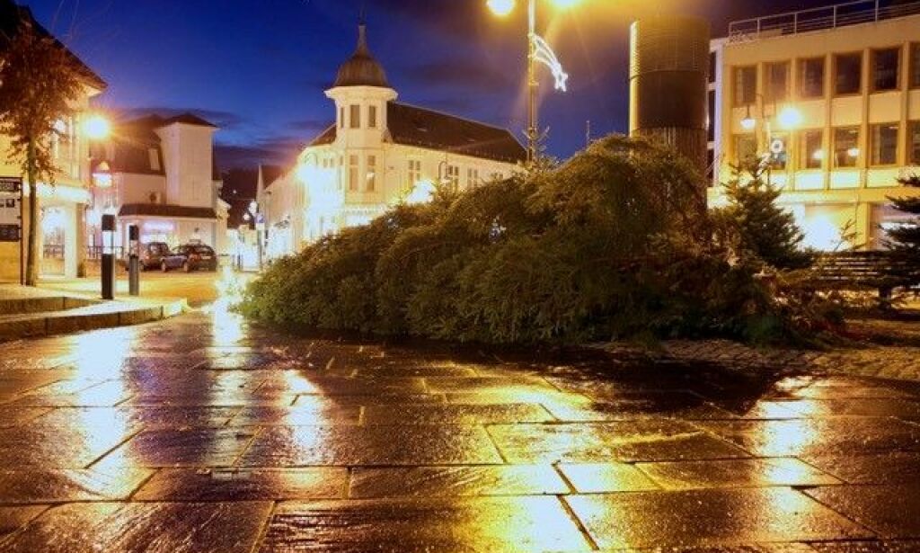 image: Flekkefjords stolthet saget ned i natt: - Det er sjokk og frustrasjon i byen