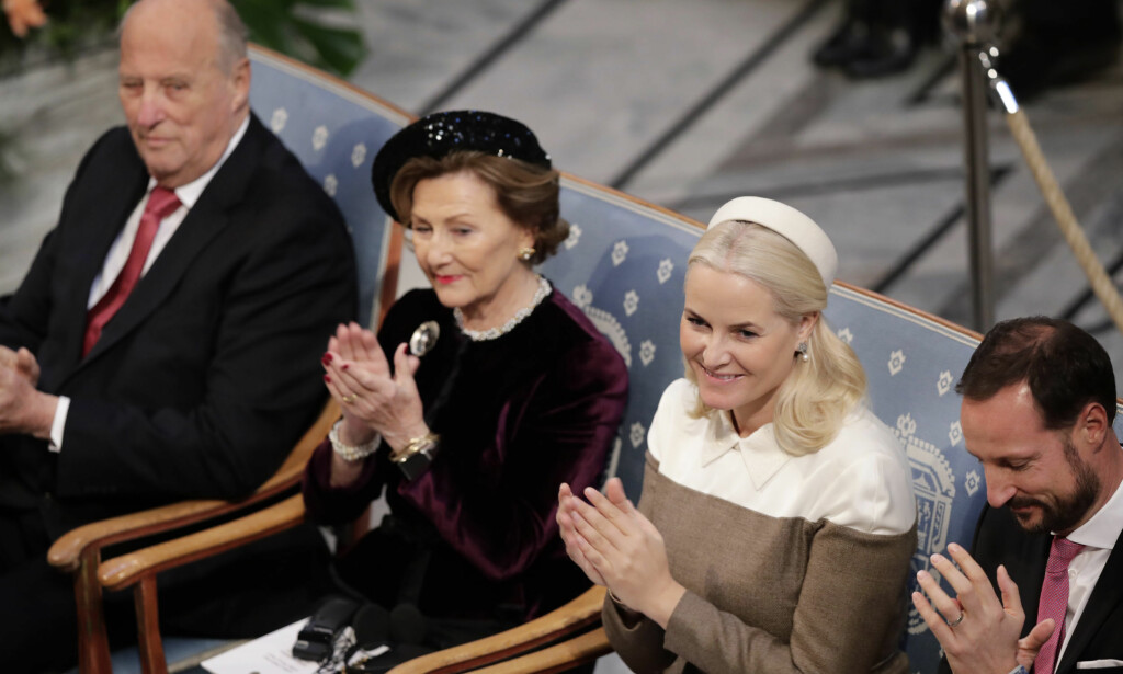 DUKKET OPP: Kronprinsesse Mette-Marit er på plass sammen med kronprins Haakon, dronning Sonja og kong Harald. Foto: NTB Scanpix DUKKET OPP: Kronprinsesse Mette-Marit er på plass sammen med kronprins Haakon, dronning Sonja og kong Harald. Foto: NTB Scanpix