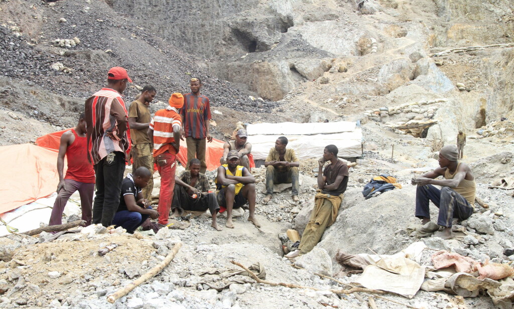 PAUSE: Gruvearbeidere er avbildet utenfor en koboltgruve i Tulwizembe i Katanga-provinsen i Kongo i 2015. Foto: Kenny Katombe / Reuters / NTB Scanpix