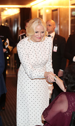 2017: I fjor hadde Mette-Marit på seg en hvit kjole med sorte prikker. Foto: NTB Scanpix 2017: I fjor hadde Mette-Marit på seg en hvit kjole med sorte prikker. Foto: NTB Scanpix
