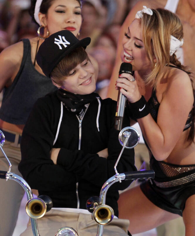 GAMLE VENNER: Her deler Miley Cyrus og Justin Bieber scenen under MuchMusic Video Awards i Toronto i 2010. Foto: NTB Scnanpix GAMLE VENNER: Her deler Miley Cyrus og Justin Bieber scenen under MuchMusic Video Awards i Toronto i 2010. Foto: NTB Scnanpix