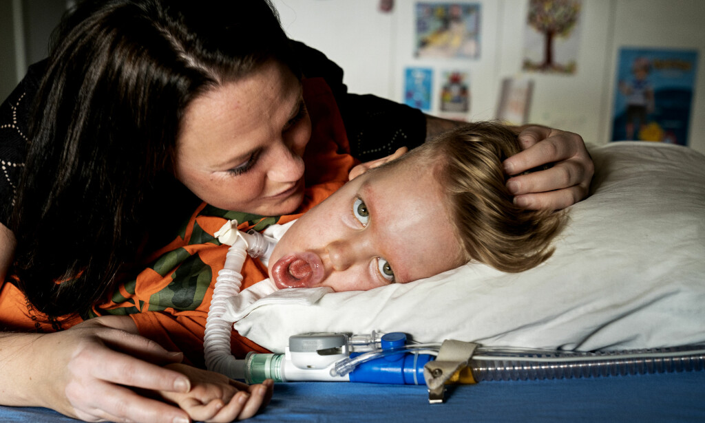 RAMMES HARD: Elin kjemper hard for at sønnen William skal få gå på skolen. Hun synes det er urettferdig å skulle straffes for innsatsen. Foto: John T. Pedersen RAMMES HARD: Elin kjemper hard for at sønnen William skal få gå på skolen. Hun synes det er urettferdig å skulle straffes for innsatsen. Foto: John T. Pedersen