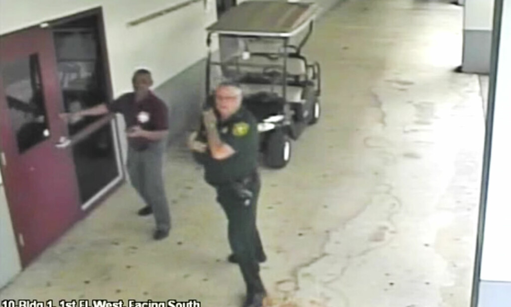 GIKK IKKE INN: Overvåkningsbilder viser at politimannen valgte å ikke gå inn i skolebygningen da skytingen pågikk, men holdt seg på utsiden. Foto: Courtesy of the Broward County Sheriff's Office via AP / NTB scanpix GIKK IKKE INN: Overvåkningsbilder viser at politimannen valgte å ikke gå inn i skolebygningen da skytingen pågikk, men holdt seg på utsiden. Foto: Courtesy of the Broward County Sheriff's Office via AP / NTB scanpix