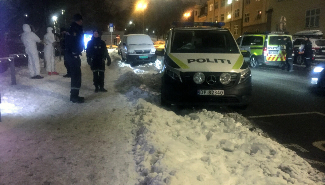 <strong>STOPPET:</strong> Politiet anholdt fire menn på stedet. Her er to av dem ikledd hvite drakter, for å sikre eventuelle spor. Foto: Karin Madshus / Dagbladet <strong>STOPPET:</strong> Politiet anholdt fire menn på stedet. Her er to av dem ikledd hvite drakter, for å sikre eventuelle spor. Foto: Karin Madshus / Dagbladet