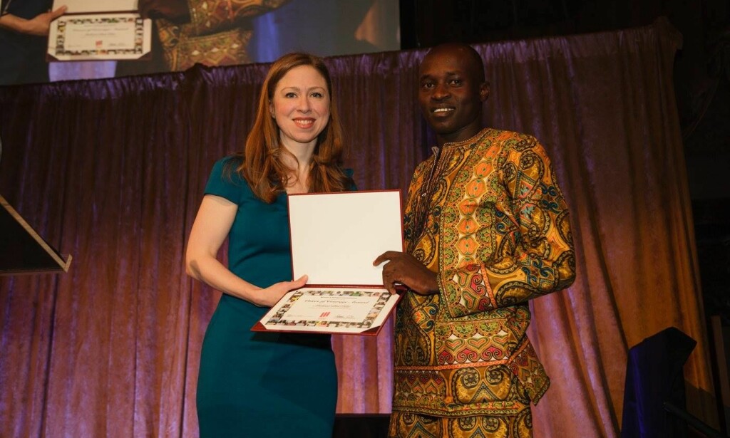 STØTTESPILLER: Chelsea Clinton delte ut Voices of Courage-pris til Malul Bol Kiir. STØTTESPILLER: Chelsea Clinton delte ut Voices of Courage-pris til Malul Bol Kiir.