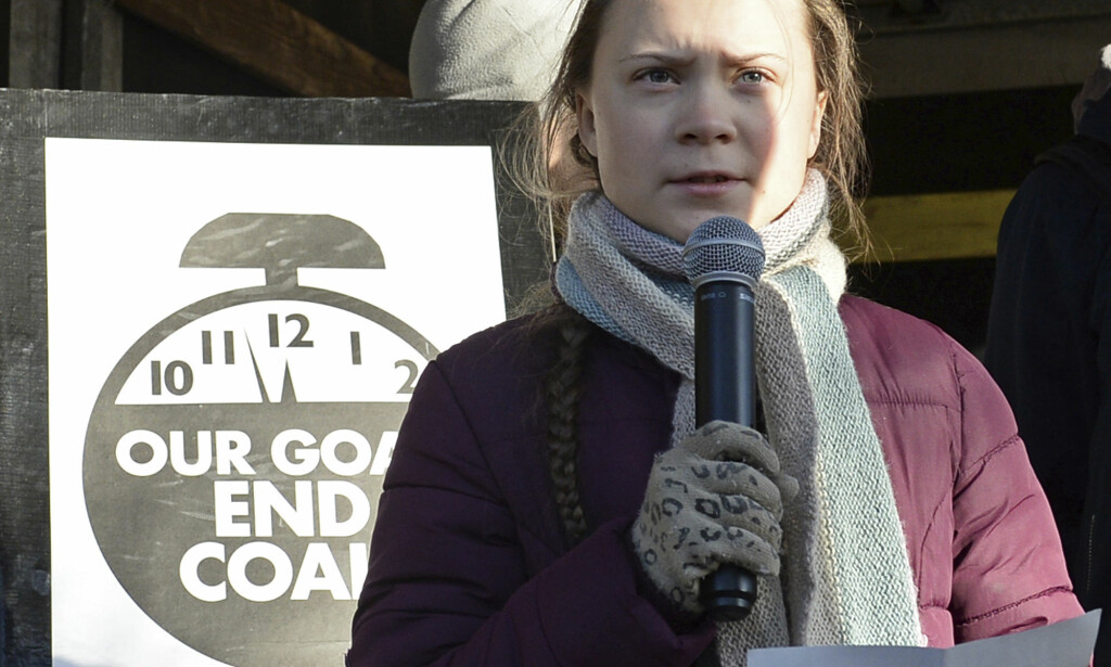 APPELL: Her holder Thunberg en appell foran en gruppe klimaaktivister under en protest mot global oppvarming i forbindelse med klimatoppmøtet i Katowice. Foto: AP / NTB Scanpix APPELL: Her holder Thunberg en appell foran en gruppe klimaaktivister under en protest mot global oppvarming i forbindelse med klimatoppmøtet i Katowice. Foto: AP / NTB Scanpix